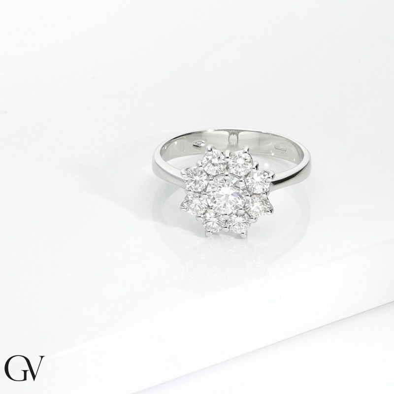 Bague halo en forme de fleur avec diamant central 0.50 ct or blanc 18k Bague halo en forme de fleur avec diamant central 0.50 ct or blanc 18k