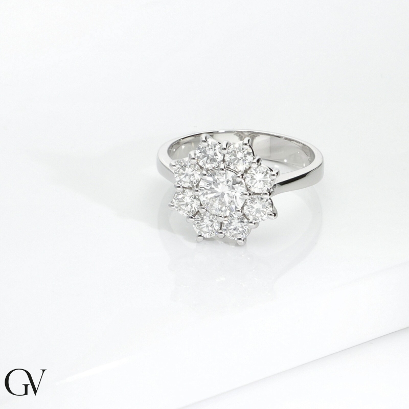 Bague à fleur halo avec diamant central CT0.70 or 18k Bague à fleur halo avec diamant central CT0.70 or 18k