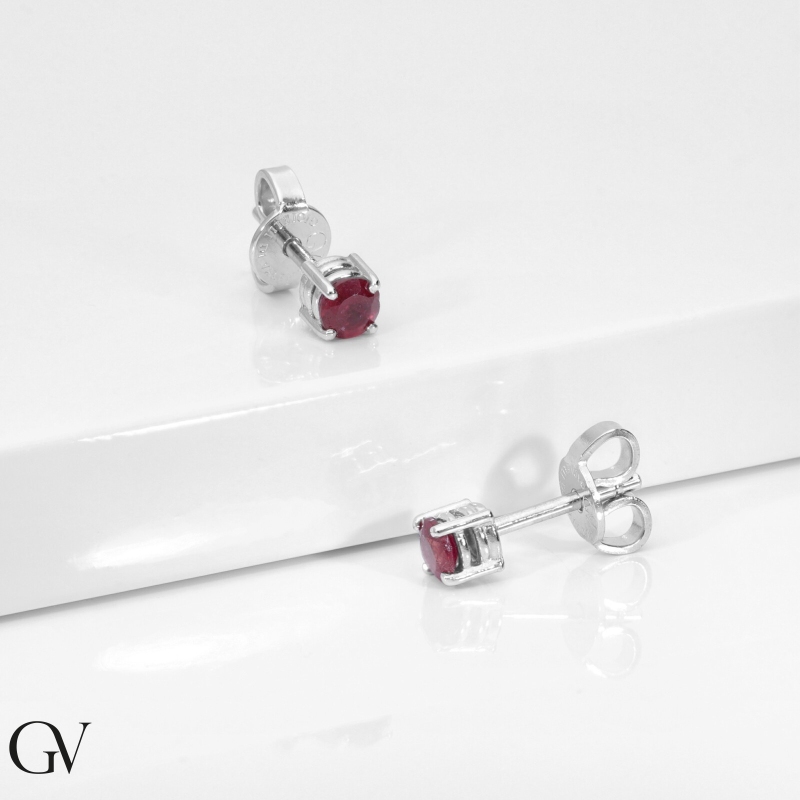 Boucles d'oreilles en or blanc 18 carats et rubis Boucles d'oreilles en or blanc 18 carats et rubis