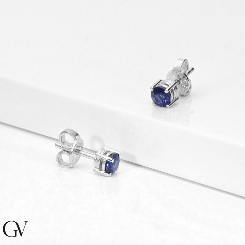 Boucles d'oreilles avec saphirs bleus