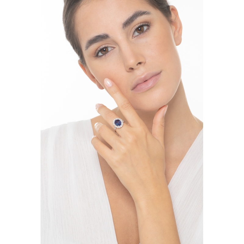 Bague or blanc avec saphir bleu et diamants Bague or blanc avec saphir bleu et diamants