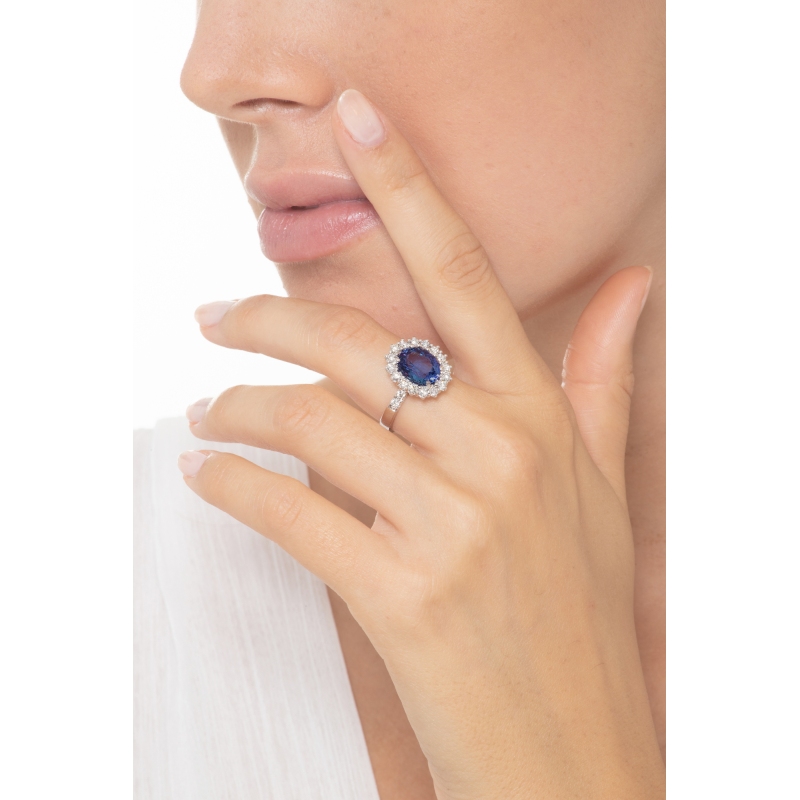 Bague or blanc avec saphir bleu et diamants Bague or blanc avec saphir bleu et diamants
