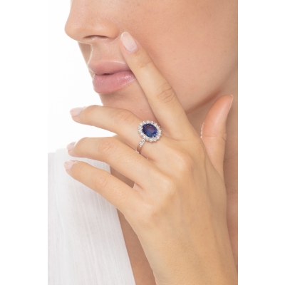 Bague or blanc avec saphir bleu et diamants