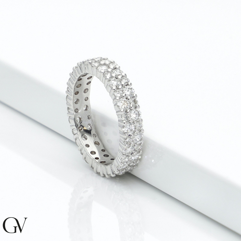 Bague eternity en or blanc 18k avec deux rangées de diamants  Bague eternity en or blanc 18k avec deux rangées de diamants