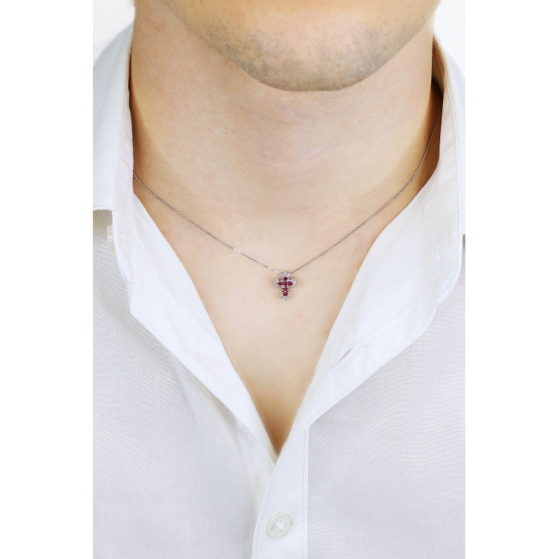 Collier en or blanc 18k avec croix en rubis et diamants Collier en or blanc 18k avec croix en rubis et diamants