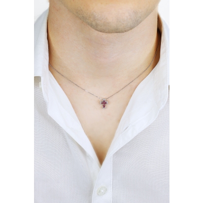 Collier en or blanc 18k avec croix en rubis et diamants