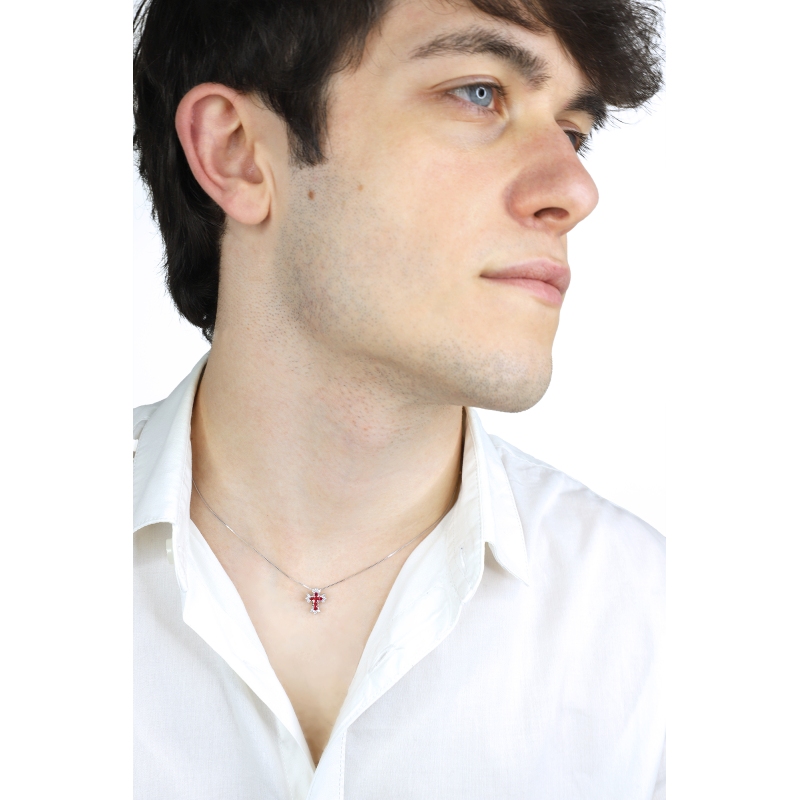Collier en or blanc 18k avec croix en rubis et diamants Collier en or blanc 18k avec croix en rubis et diamants