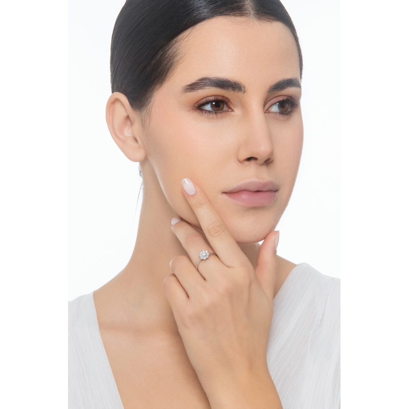 Bague halo en forme de fleur avec diamant  Bague halo en forme de fleur avec diamant