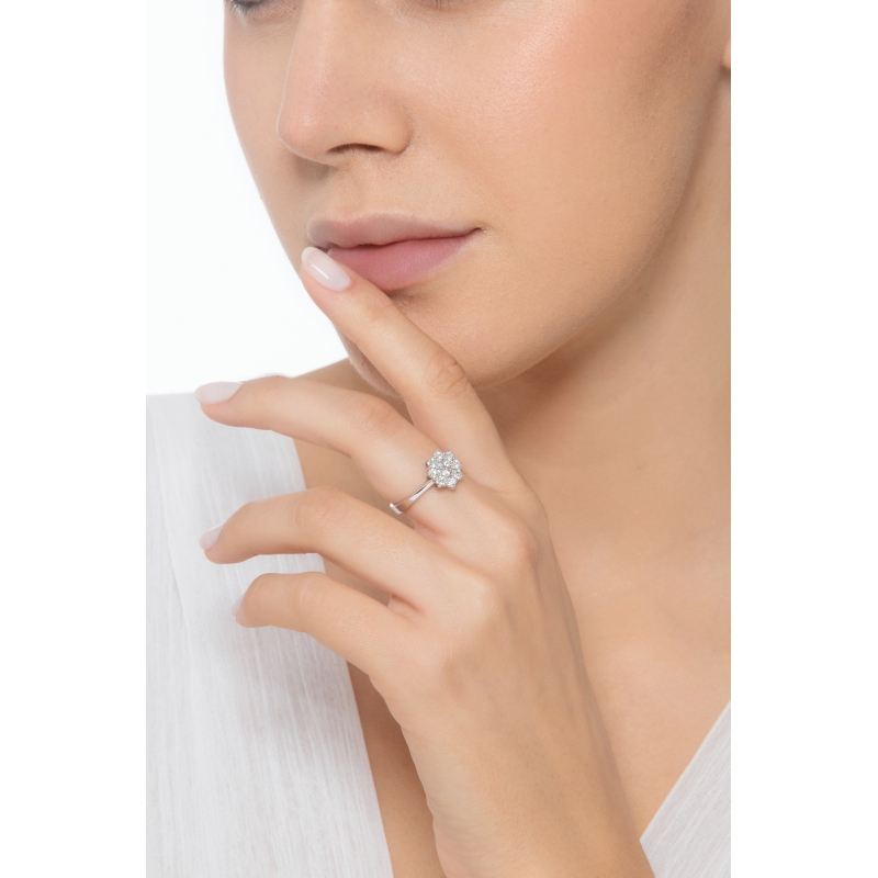Bague fleur halo en forme avec diamant central de CT0.30 Bague fleur halo en forme avec diamant central de CT0.30