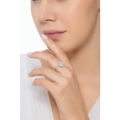 Bague fleur halo en forme avec diamant central de CT0.30