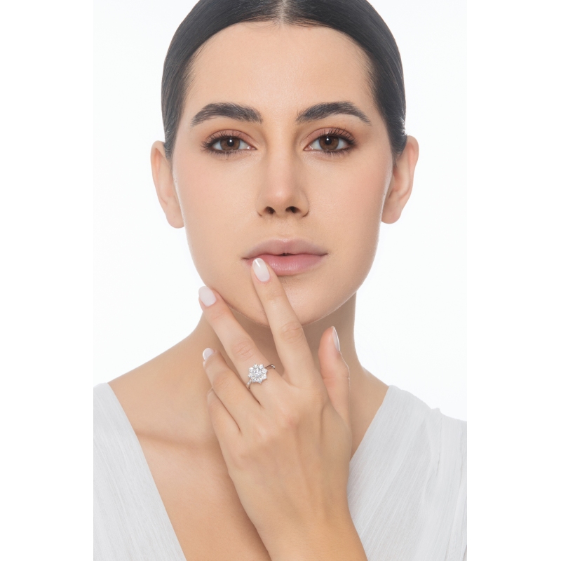 Bague halo en forme de fleur avec diamant central 0.50 ct or blanc 18k Bague halo en forme de fleur avec diamant central 0.50 ct or blanc 18k