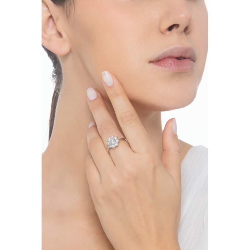 Bague halo en forme de fleur avec diamant central 0.50 ct or blanc 18k Bague halo en forme de fleur avec diamant central 0.50 ct or blanc 18k