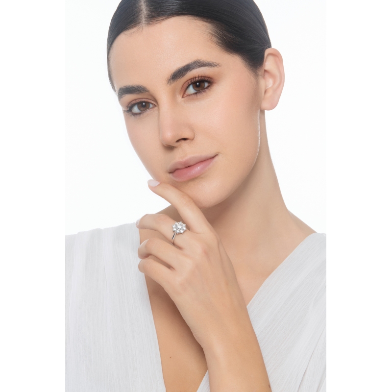 Bague à fleur halo avec diamant central CT0.70 or 18k Bague à fleur halo avec diamant central CT0.70 or 18k