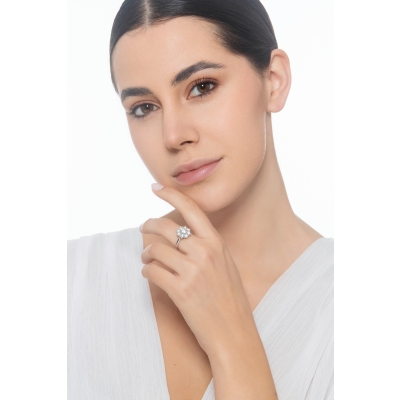 Bague à fleur halo avec diamant central CT0.70 or 18k