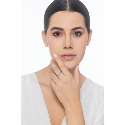 Bague halo en forme de fleur avec diamant central  CT0.90