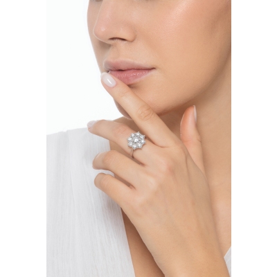 Bague halo en forme de fleur avec diamant central  CT0.90