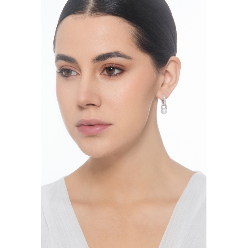 Boucles d'oreilles en or blanc avec perles et diamants  Boucles d'oreilles en or blanc avec perles et diamants