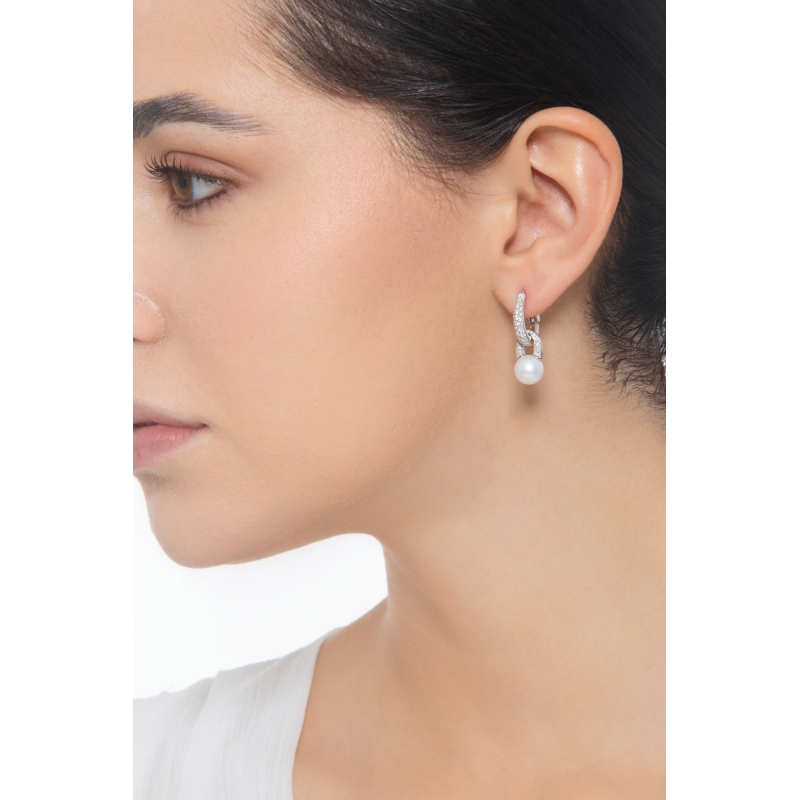 Boucles d'oreilles en or blanc avec perles et diamants  Boucles d'oreilles en or blanc avec perles et diamants