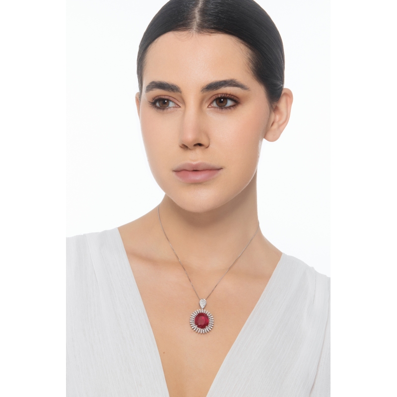 Collier halo en or blanc 18k avec un rubis ovale 