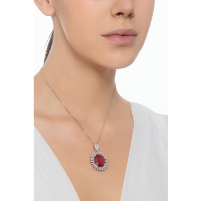 Collier halo en or blanc 18k avec un rubis ovale 