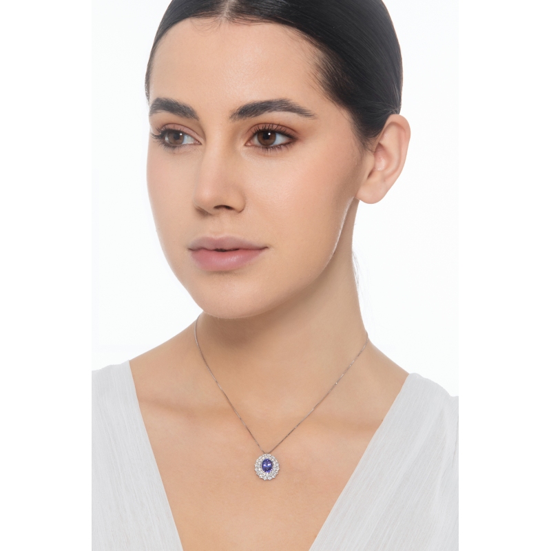 Collier en or blanc 18k avec tanzanite ovale et double halo de diamants  Collier en or blanc 18k avec tanzanite ovale et double halo de diamants