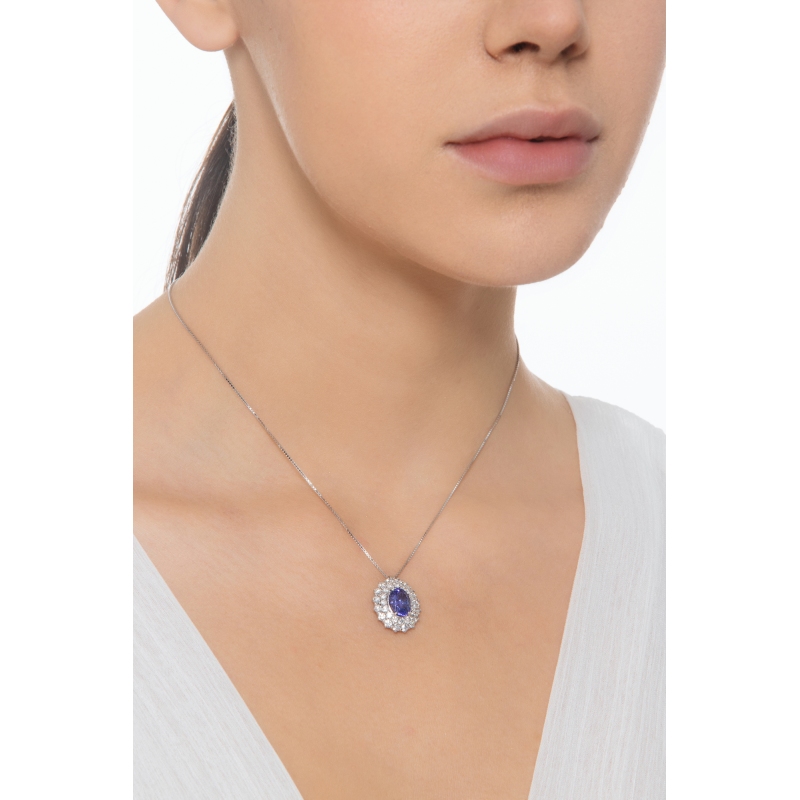 Collier en or blanc 18k avec tanzanite ovale et double halo de diamants  Collier en or blanc 18k avec tanzanite ovale et double halo de diamants