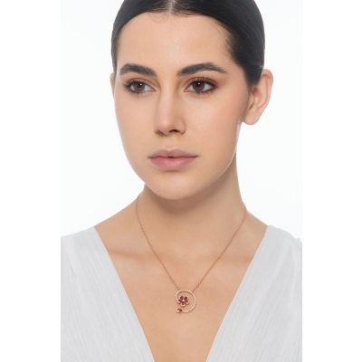 Collier en or rose 18k avec fleur en rubis
