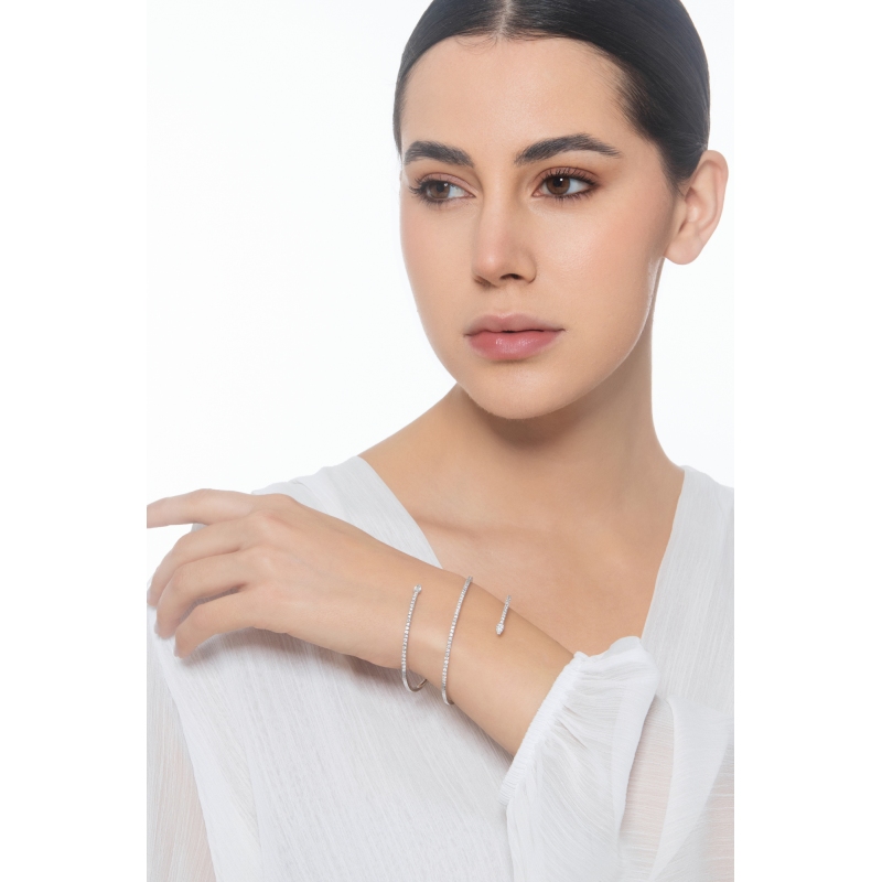 Bracelet semi-rigide à ressort avec rangée de diamants