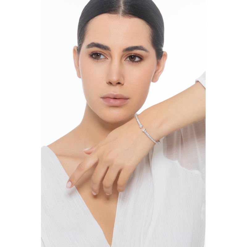 Bracelet rigide en or blanc 18 carats avec diamants en escalier Bracelet rigide en or blanc 18 carats avec diamants en escalier