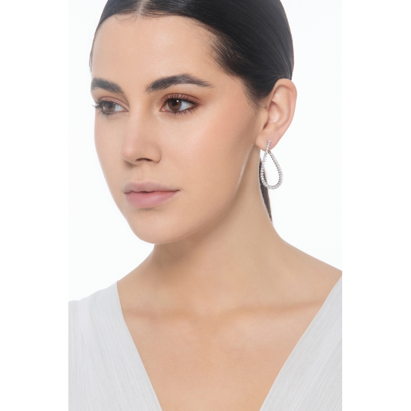 Boucles d'oreilles en or blanc 18k avec diamants  Boucles d'oreilles en or blanc 18k avec diamants