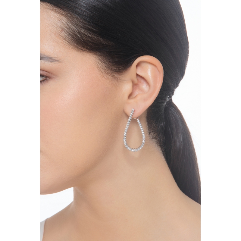 Boucles d'oreilles en or blanc 18k avec diamants  Boucles d'oreilles en or blanc 18k avec diamants