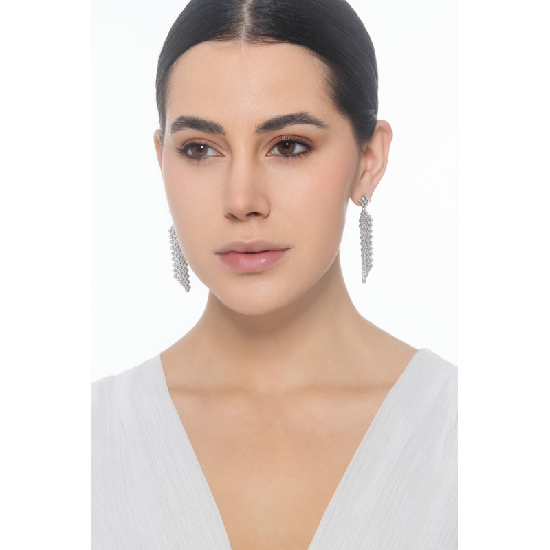 Boucles d’oreilles pendantes en or blanc 18k serties de diamants Boucles d’oreilles pendantes en or blanc 18k serties de diamants