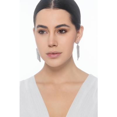 Boucles d’oreilles pendantes en or blanc 18k serties de diamants