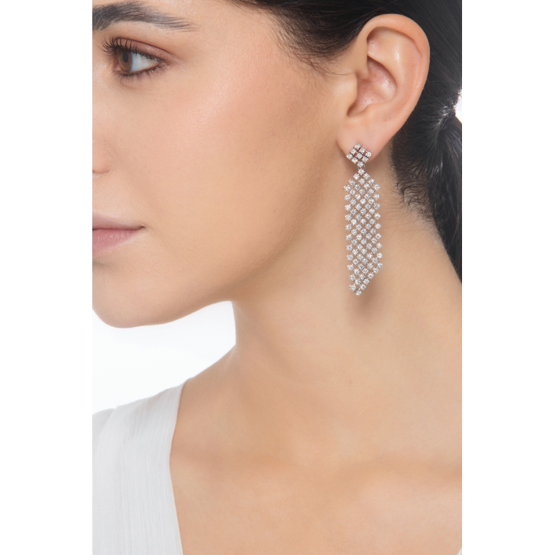 Boucles d’oreilles pendantes en or blanc 18k serties de diamants Boucles d’oreilles pendantes en or blanc 18k serties de diamants