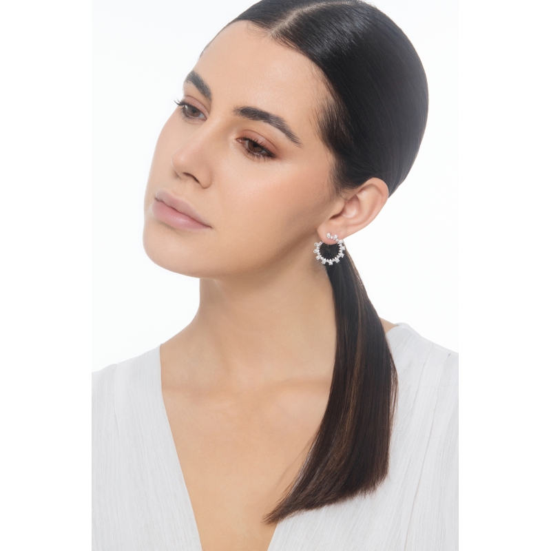 Boucles d'oreilles créoles en or blanc 18k avec diamants