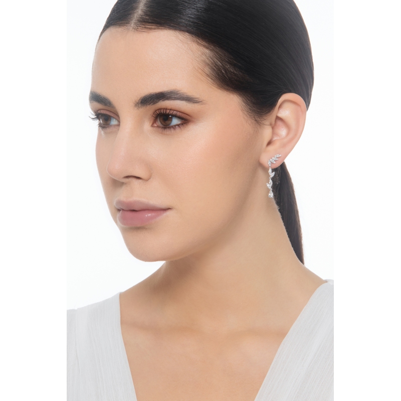 Boucles d'oreilles pendantes en or blanc 18k et diamants Boucles d'oreilles pendantes en or blanc 18k et diamants