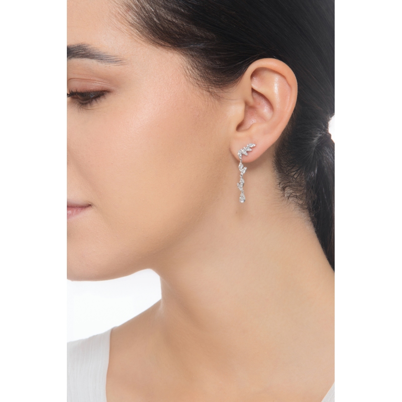 Boucles d'oreilles pendantes en or blanc 18k et diamants Boucles d'oreilles pendantes en or blanc 18k et diamants