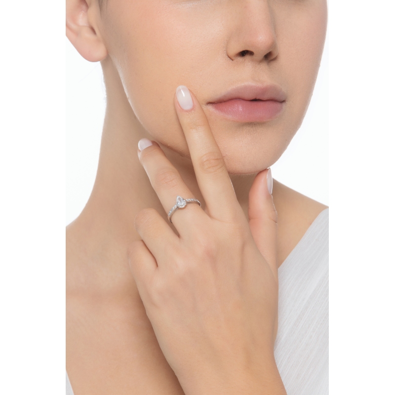 Bague avec diamant taille cœur 0,50 ct GIA en or blanc 18k Bague avec diamant taille cœur 0,50 ct GIA en or blanc 18k