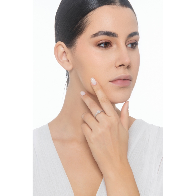 Bague solitaire taille goutte 0.70ct  GIA en or blanc 18k  Bague solitaire taille goutte 0.70ct  GIA en or blanc 18k