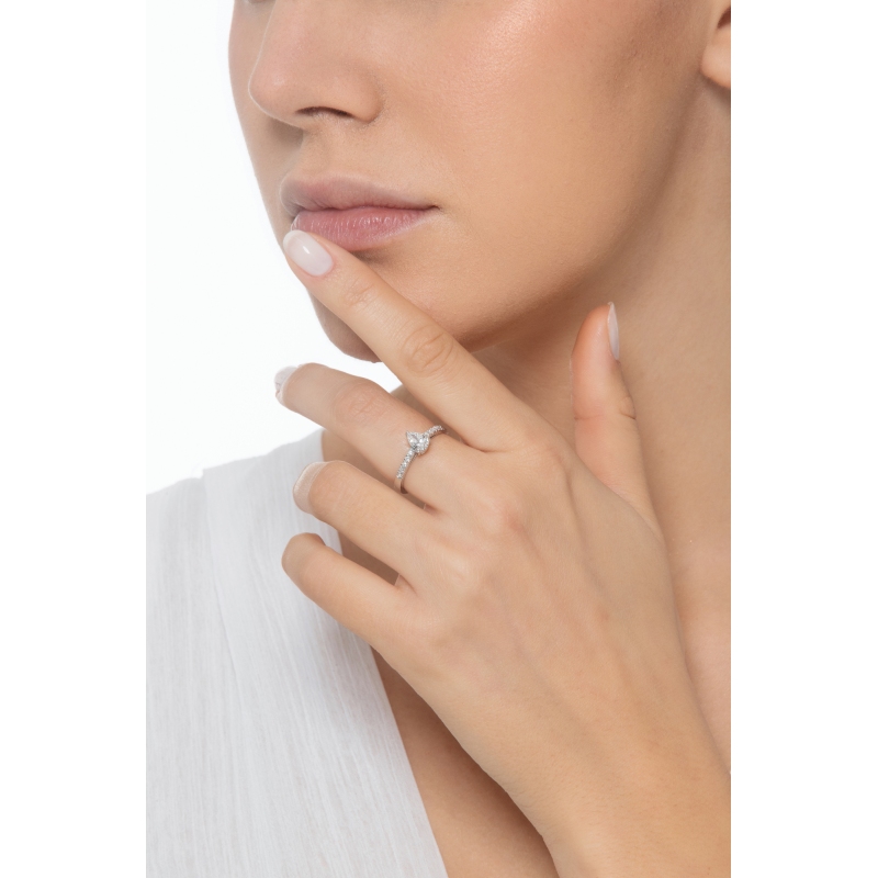 Bague solitaire taille goutte 0.70ct  GIA en or blanc 18k  Bague solitaire taille goutte 0.70ct  GIA en or blanc 18k