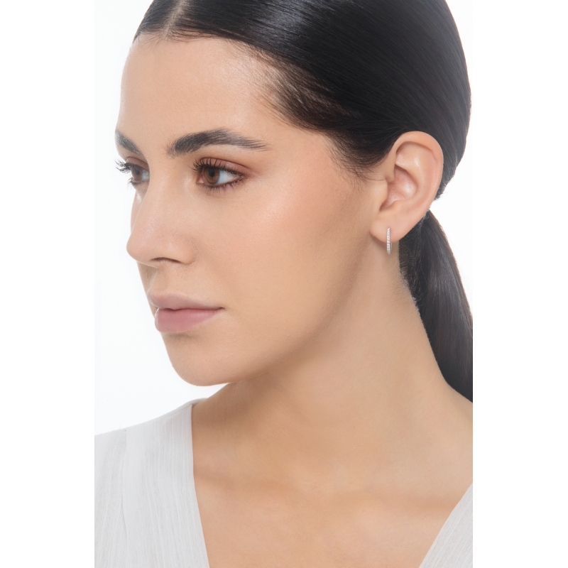 Mono boucle d'oreille ovale en or blanc 18 carats et diamants Mono boucle d'oreille ovale en or blanc 18 carats et diamants