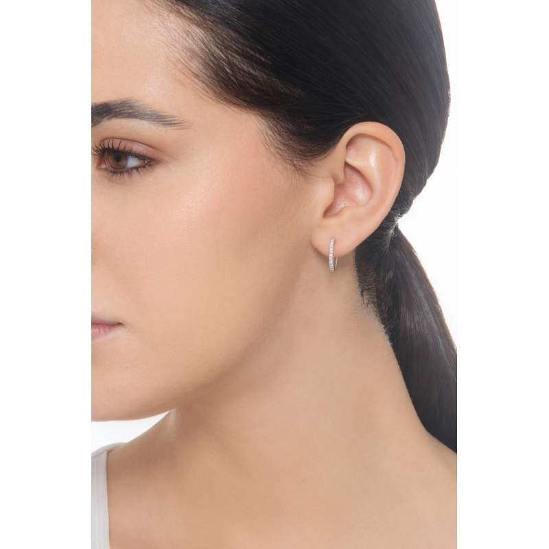 Mono boucle d'oreille ovale en or blanc 18 carats et diamants Mono boucle d'oreille ovale en or blanc 18 carats et diamants
