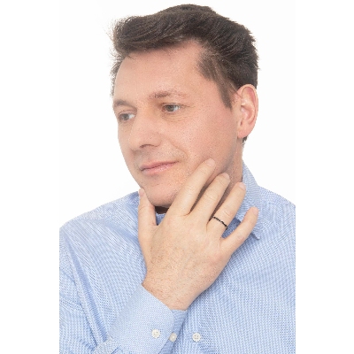 Bague eternity en or blanc 18 carats avec diamants noirs