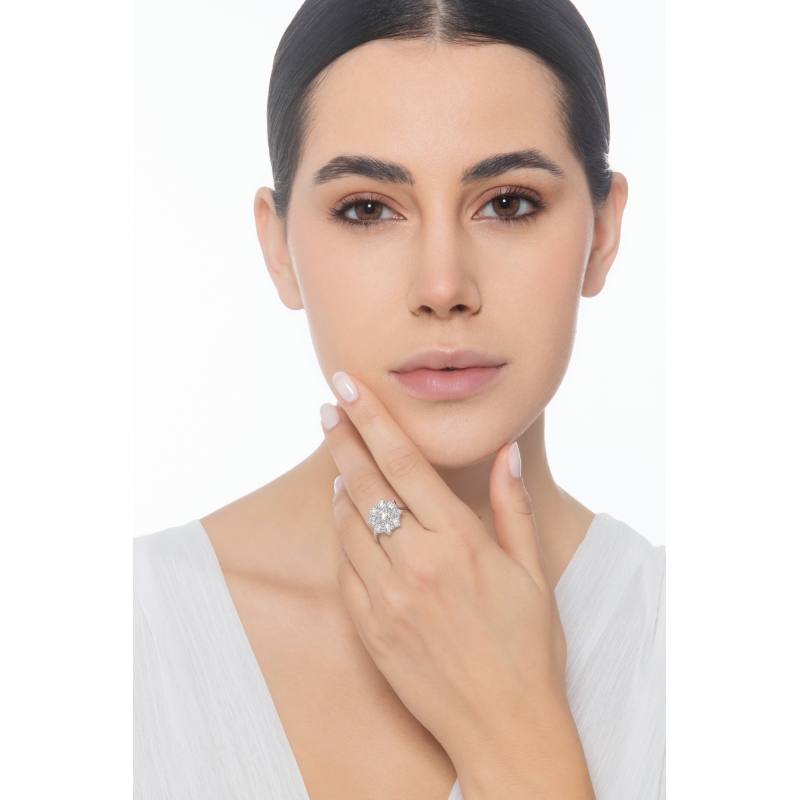 Bague halo fleur en or blanc 750 avec diamant central