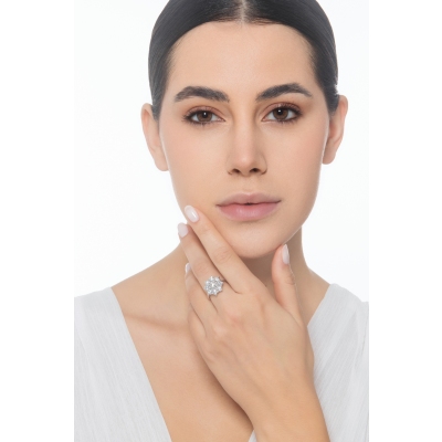 Bague halo fleur en or blanc 750 avec diamant central