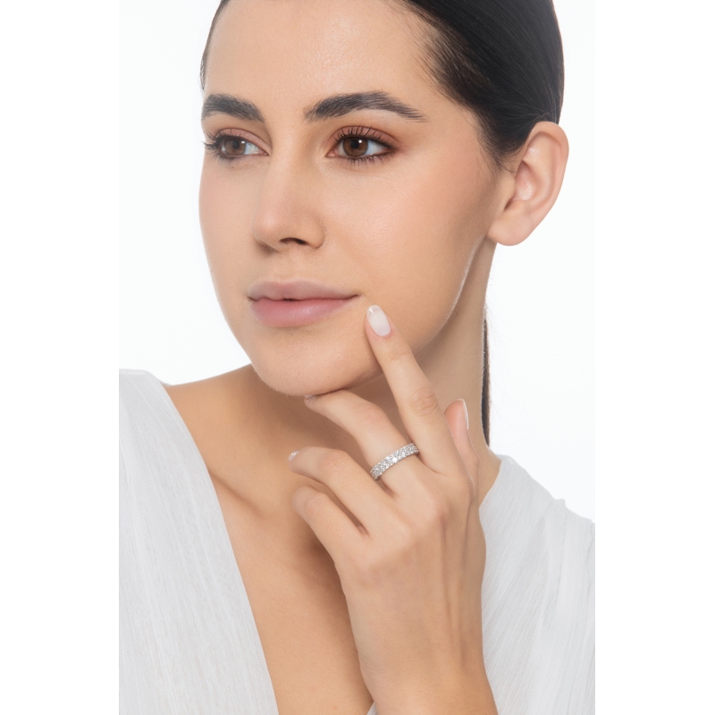 Bague eternity en or blanc 18k avec deux rangées de diamants  Bague eternity en or blanc 18k avec deux rangées de diamants