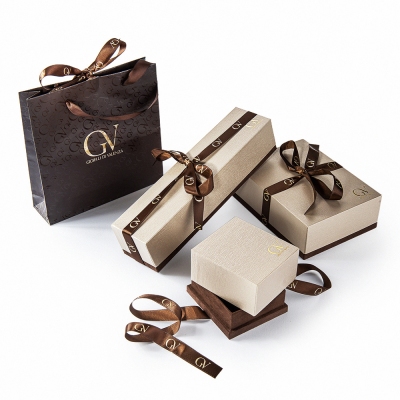 Collier en or blanc 18k avec un rubis cœur