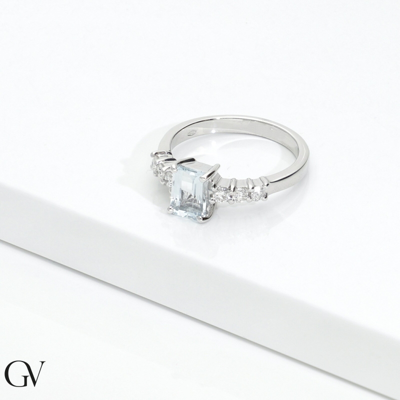Bague avec brillants et aquamarine rectangulaire Bague avec brillants et aquamarine rectangulaire