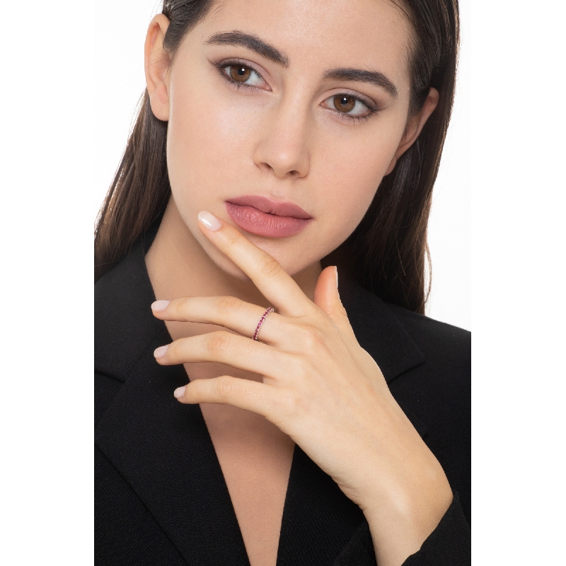 Bague Eternity à griffes en or blanc 18 ct sertie de rubis Bague Eternity à griffes en or blanc 18 ct sertie de rubis