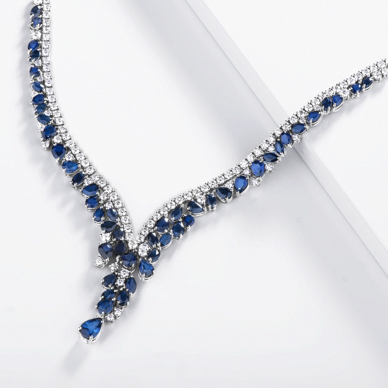 Collier en Y cascade en or blanc 18k avec saphirs bleus goutte et diamants